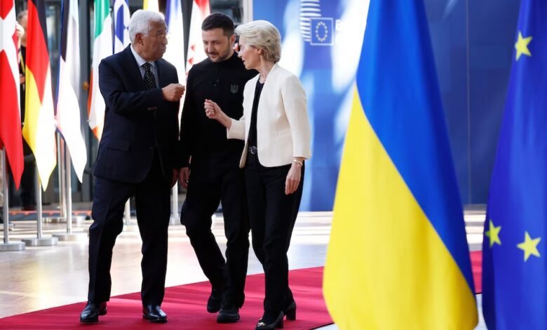 De izquierda a derecha, el presidente del Consejo Europeo, Antonio Costa, el presidente de Ucrania, Volodimir Zelensky, y la presidenta de la Comisión Europea, Ursula von der Leyen (AP/Omar Havana, Archivo)