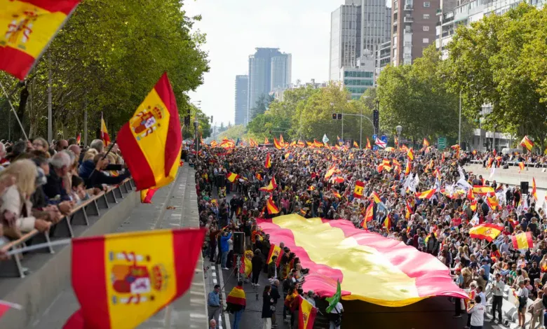 Ciudadanos exigen elecciones presidenciales en España tras denuncias por corrupción