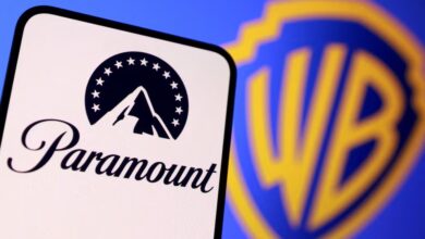 Los logotipos de Paramount y Warner Bros aparecen en esta ilustración tomada el 8 de diciembre de 2025. REUTERS/Dado Ruvic/Illustration