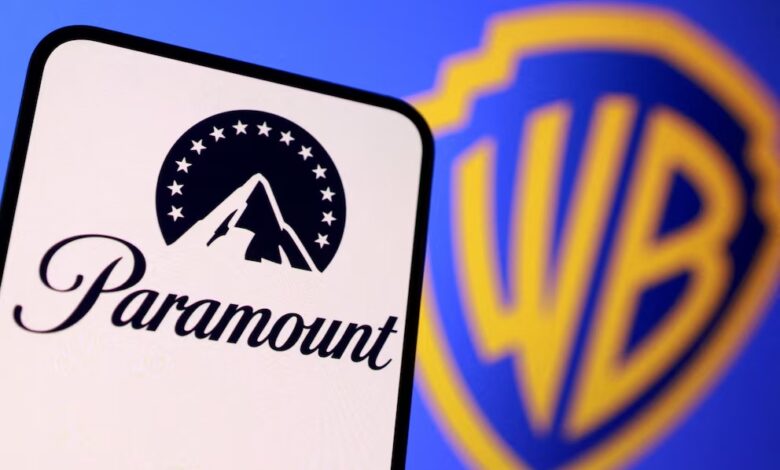 Los logotipos de Paramount y Warner Bros aparecen en esta ilustración tomada el 8 de diciembre de 2025. REUTERS/Dado Ruvic/Illustration