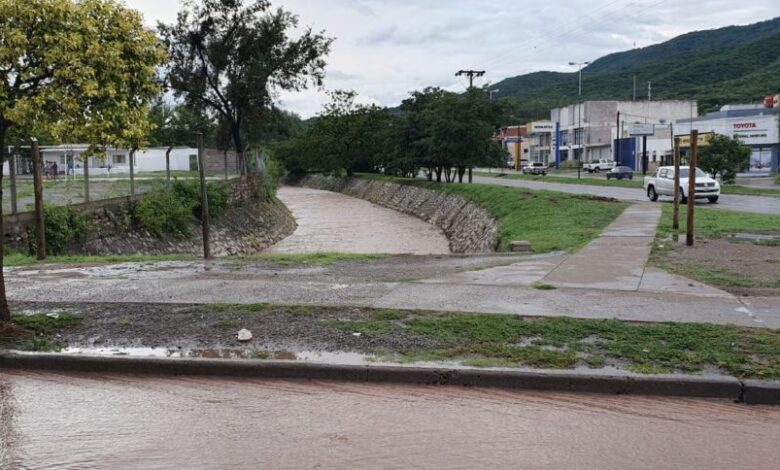 Se registraron 17 incidentes menores por las lluvias y persiste el alerta amarilla en la ciudad
