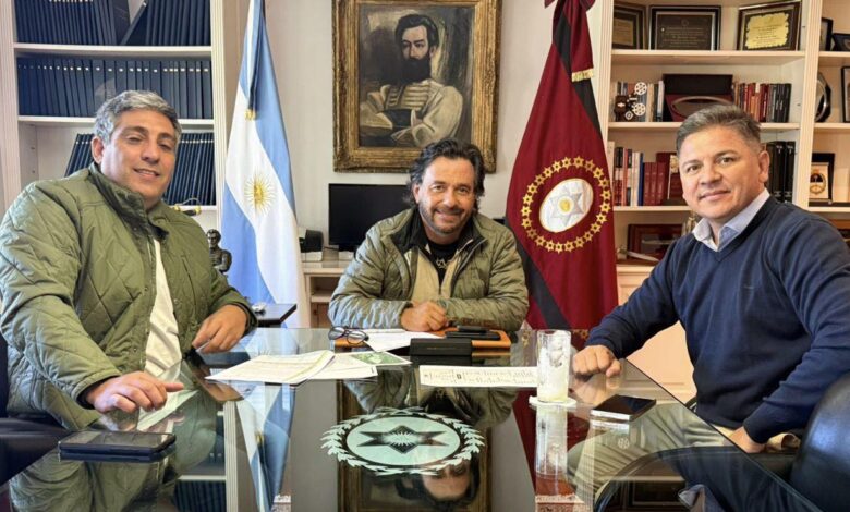 Gustavo Sáenz se reunió con el ministro de Desarrollo Social, Mario Mimessi, y el cantante Christian Herrera