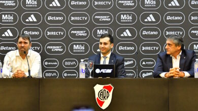 Eduardo Coudet, Stefano Di Carlo y Enzo Francescoli durante la conferencia.