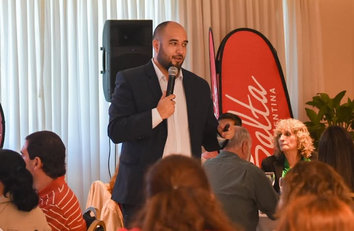 El coordinador municipal de cerillos Emanuel Martínez