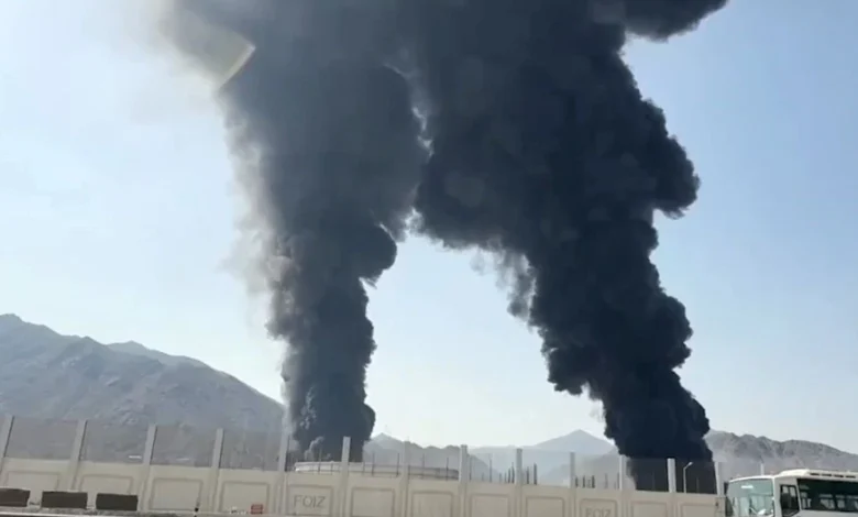 Ataque iraní provocó un grave incendio en un petrolero kuwaití en el puerto de Dubái