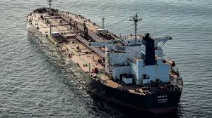 Estados Unidos autorizó la compra temporal de petróleo ruso para estabilizar los precios globales