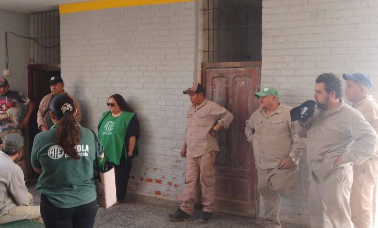 Trabajadores municipales de Urundel reclaman sueldos dignos y falta de indumentaria