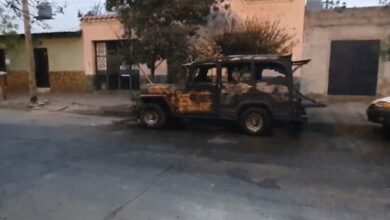 Un automóvil se incendió en la intersección de Chacabuco y Tucumán