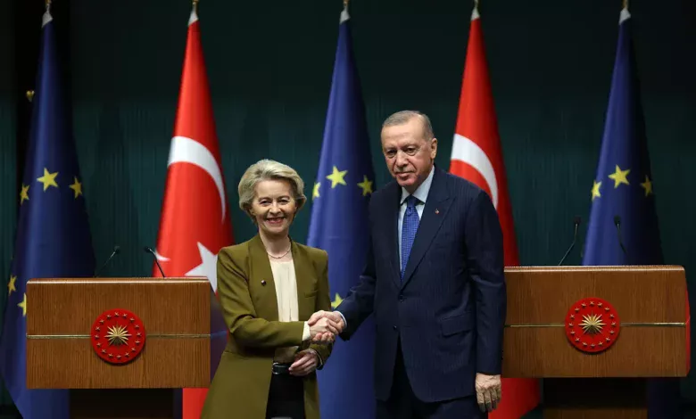 La UE y Turquía coinciden en la necesidad de abrir las rutas comerciales por la guerra de Irán