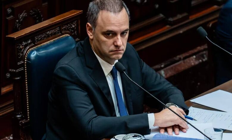 Solicitan la detención de Adorni por presunta coacción contra un testigo en una causa judicial