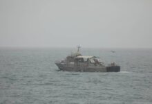 Una lancha de Irán circula por el estrecho de Ormuz mientras el régimen anuncia el cierre de la vía marítima a todo tipo de barcos (Europa Press)