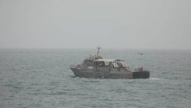 Una lancha de Irán circula por el estrecho de Ormuz mientras el régimen anuncia el cierre de la vía marítima a todo tipo de barcos (Europa Press)