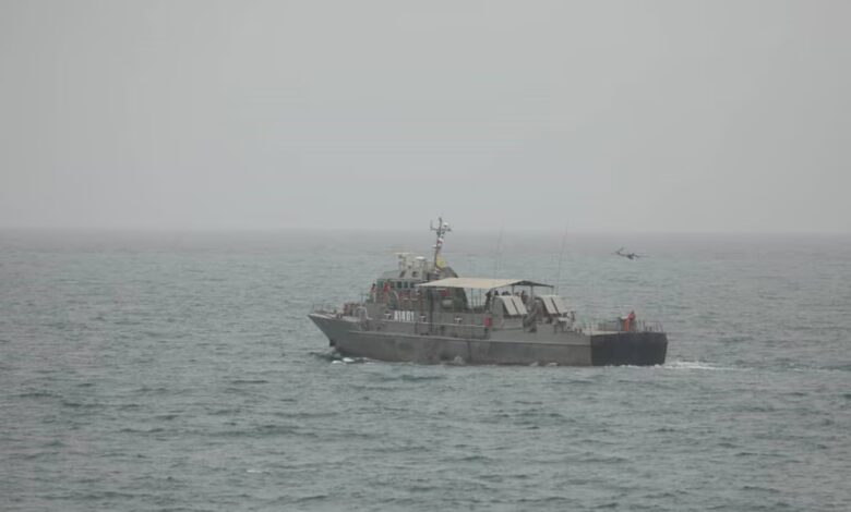 Una lancha de Irán circula por el estrecho de Ormuz mientras el régimen anuncia el cierre de la vía marítima a todo tipo de barcos (Europa Press)