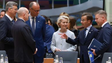 La presidenta de la Comisión Europea, Ursula von der Leyen; el primer ministro croata, Andrej Plenkovic; el canciller alemán, Friedrich Merz; el primer ministro sueco, Ulf Kristersson, y el primer ministro húngaro, Peter Magyar, asisten a una cumbre en Bruselas, Bélgica.