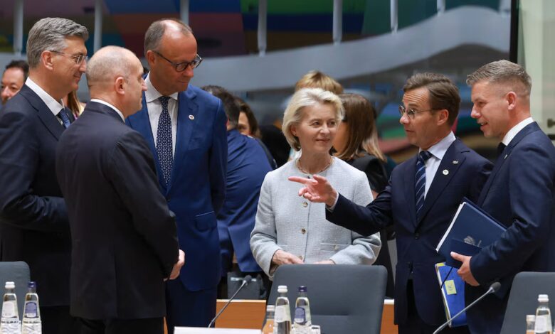 La presidenta de la Comisión Europea, Ursula von der Leyen; el primer ministro croata, Andrej Plenkovic; el canciller alemán, Friedrich Merz; el primer ministro sueco, Ulf Kristersson, y el primer ministro húngaro, Peter Magyar, asisten a una cumbre en Bruselas, Bélgica.
