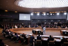 El secretario general de la OTAN, Mark Rutte, el secretario de Defensa de Estados Unidos, Pete Hegseth, los ministros de Defensa de la OTAN y otros asistentes durante la reunión de ministros de Defensa de la OTAN en la sede de la alianza en Bruselas, Bélgica