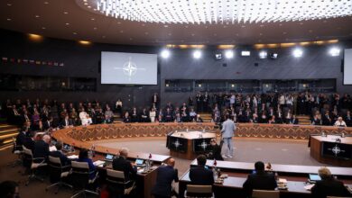 El secretario general de la OTAN, Mark Rutte, el secretario de Defensa de Estados Unidos, Pete Hegseth, los ministros de Defensa de la OTAN y otros asistentes durante la reunión de ministros de Defensa de la OTAN en la sede de la alianza en Bruselas, Bélgica