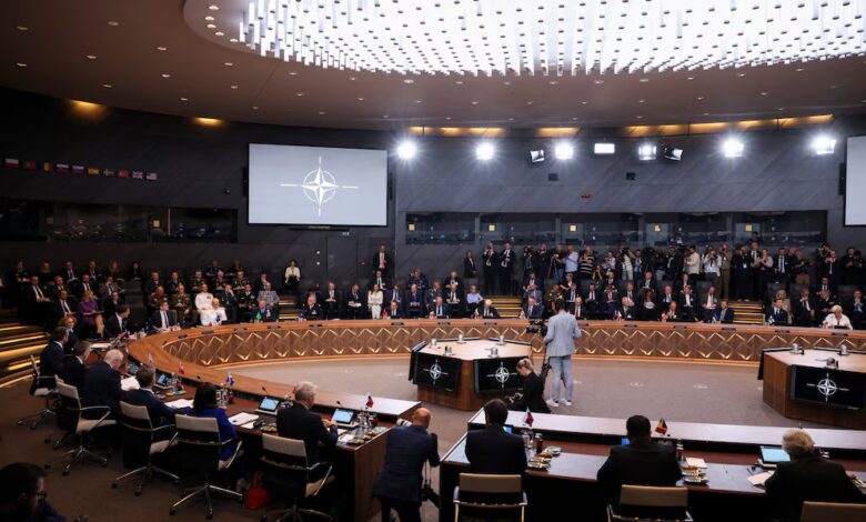 El secretario general de la OTAN, Mark Rutte, el secretario de Defensa de Estados Unidos, Pete Hegseth, los ministros de Defensa de la OTAN y otros asistentes durante la reunión de ministros de Defensa de la OTAN en la sede de la alianza en Bruselas, Bélgica