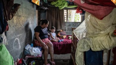 Rebeca Judith López, sentada en una cama con su nieto, Josué Jassiel García Romero, de 2 años, en Panchimalco en abril. El padre del niño fue detenido y señalado de pertenecer a una pandilla.