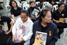 Varias personas sostienen fotografías de la princesa Bajrakitiyabha de Tailandia.