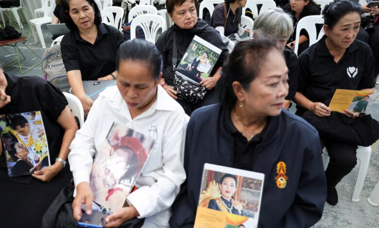 Varias personas sostienen fotografías de la princesa Bajrakitiyabha de Tailandia.