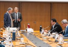 El presidente de Uruguay, Yamandú Orsi, junto al ministro de Economía, Gabriel Oddone, en un Consejo de Ministros (Presidencia)