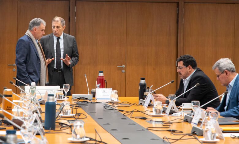 El presidente de Uruguay, Yamandú Orsi, junto al ministro de Economía, Gabriel Oddone, en un Consejo de Ministros (Presidencia)
