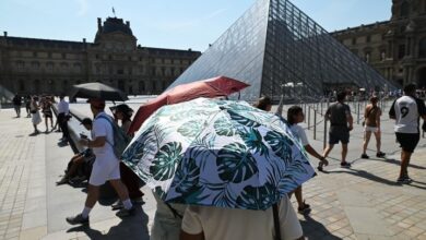 Bajo paraguas en el Louvre