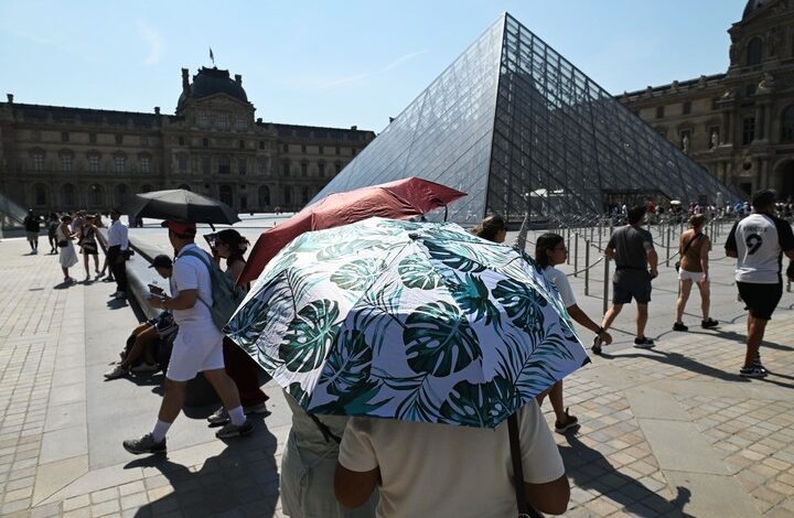 Bajo paraguas en el Louvre
