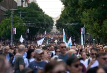 Miles de serbios vuelven a manifestarse contra el Gobierno de Vucic aun tras su anuncio de dimisión en "semanas"
