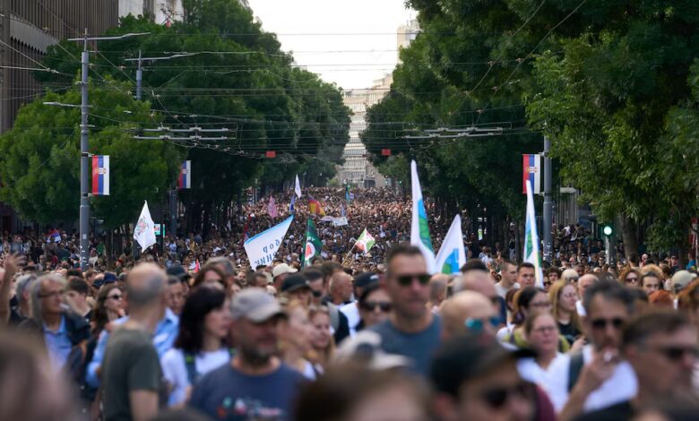 Miles de serbios vuelven a manifestarse contra el Gobierno de Vucic aun tras su anuncio de dimisión en "semanas"