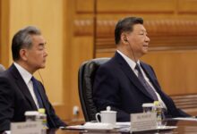 El jefe del régimen chino Xi Jinping y el ministro de Asuntos Exteriores Wang Yi asisten a una reunión con el primer ministro de Bangladesh, Tarique Rahman (no aparece en la imagen), en el Gran Salón del Pueblo, en Pekín, China.