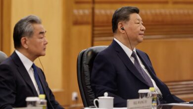 El jefe del régimen chino Xi Jinping y el ministro de Asuntos Exteriores Wang Yi asisten a una reunión con el primer ministro de Bangladesh, Tarique Rahman (no aparece en la imagen), en el Gran Salón del Pueblo, en Pekín, China.
