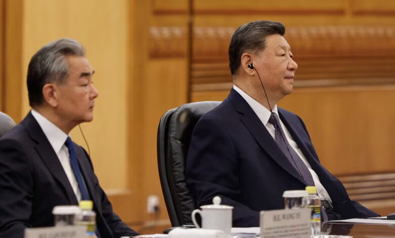 El jefe del régimen chino Xi Jinping y el ministro de Asuntos Exteriores Wang Yi asisten a una reunión con el primer ministro de Bangladesh, Tarique Rahman (no aparece en la imagen), en el Gran Salón del Pueblo, en Pekín, China.