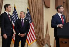 JD. Vance -en el podio-, y máa atra se observa a Steve Witkoff y Jared Kushner, durante un acto oficial en Washington, (Estados Unidos)