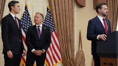 JD. Vance -en el podio-, y máa atra se observa a Steve Witkoff y Jared Kushner, durante un acto oficial en Washington, (Estados Unidos)