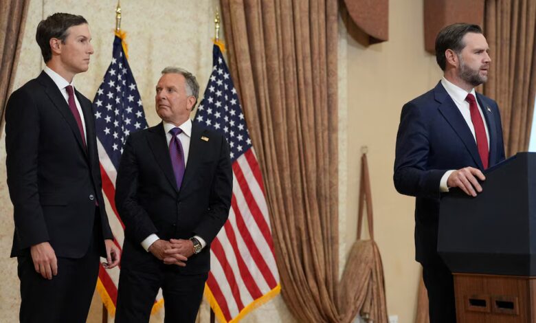 JD. Vance -en el podio-, y máa atra se observa a Steve Witkoff y Jared Kushner, durante un acto oficial en Washington, (Estados Unidos)