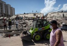 Vista general de las labores de rescate y remoción de escombros en una zona devastada por los terremotos del pasado 24 de junio en La Guaira