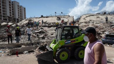 Vista general de las labores de rescate y remoción de escombros en una zona devastada por los terremotos del pasado 24 de junio en La Guaira