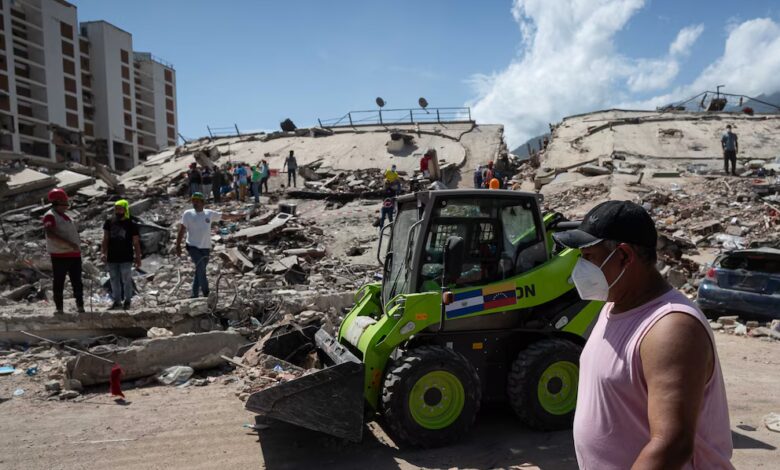 Vista general de las labores de rescate y remoción de escombros en una zona devastada por los terremotos del pasado 24 de junio en La Guaira