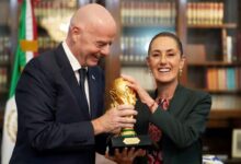 El titular de la FIFA, Gianni Infantino, y la presidenta de México, Claudia Sheinbaum, con la Copa del Mundo.