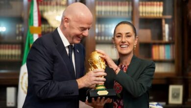 El titular de la FIFA, Gianni Infantino, y la presidenta de México, Claudia Sheinbaum, con la Copa del Mundo.