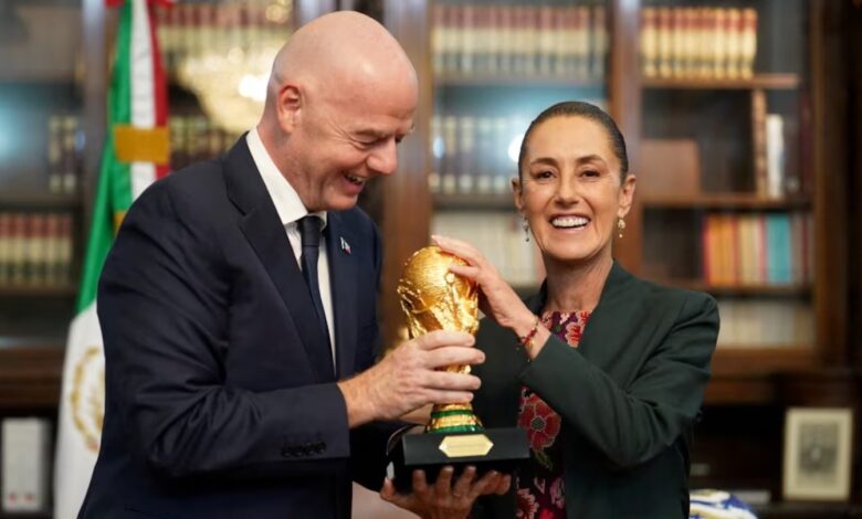 El titular de la FIFA, Gianni Infantino, y la presidenta de México, Claudia Sheinbaum, con la Copa del Mundo.
