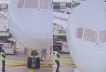 La parte delantera del avión colapsó por completo frente a los pasajeros.