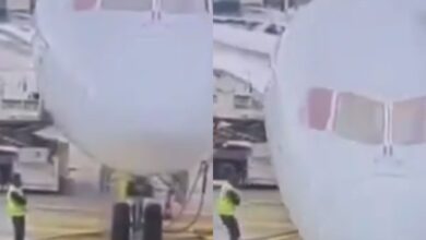 La parte delantera del avión colapsó por completo frente a los pasajeros.