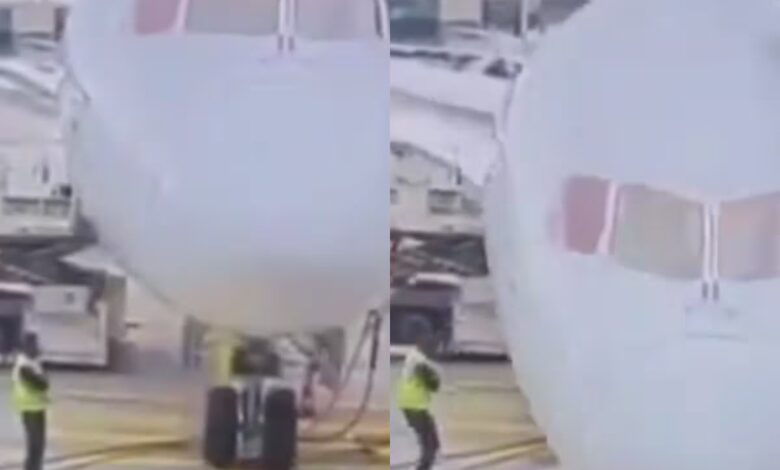 La parte delantera del avión colapsó por completo frente a los pasajeros.