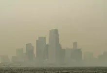 El humo de los incendios forestales canadienses cubre el horizonte de Manhattan visto desde un ferry de Staten Island