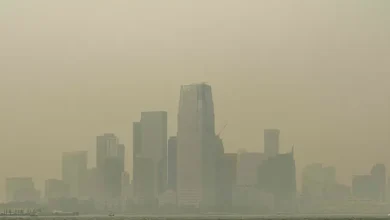 El humo de los incendios forestales canadienses cubre el horizonte de Manhattan visto desde un ferry de Staten Island
