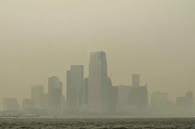 El humo de los incendios forestales canadienses cubre el horizonte de Manhattan visto desde un ferry de Staten Island