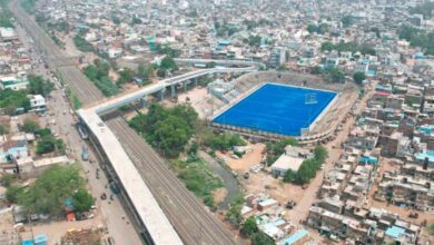 En abril de 2026, el PWD y los Ferrocarriles de la India aprobaron rediseñar la curvatura del puente de Aishbagh tras diez meses de bloqueo